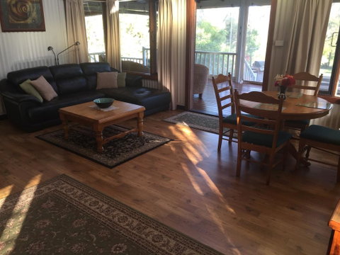 Hillview Chalet - Accommodation Redcliffe 3