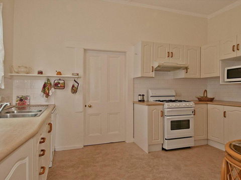 Hollyoak Cottage - Delightful, Ducks And Doileys! - Accommodation Redcliffe 1