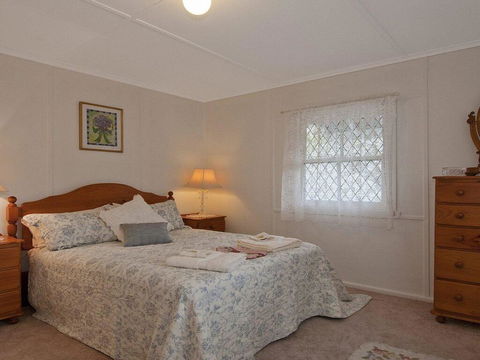 Hollyoak Cottage - Delightful, Ducks And Doileys! - Accommodation Redcliffe 3