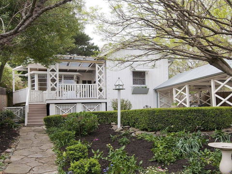 Hollyoak Cottage - Delightful, Ducks And Doileys! - Accommodation Redcliffe 0