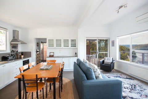 Home On The Water 21 Evans St Lake Conjola - Accommodation Redcliffe 1