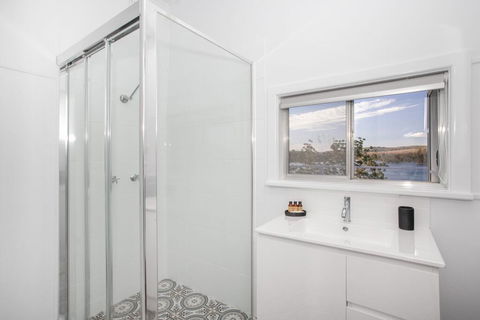 Home On The Water 21 Evans St Lake Conjola - Accommodation Redcliffe 2