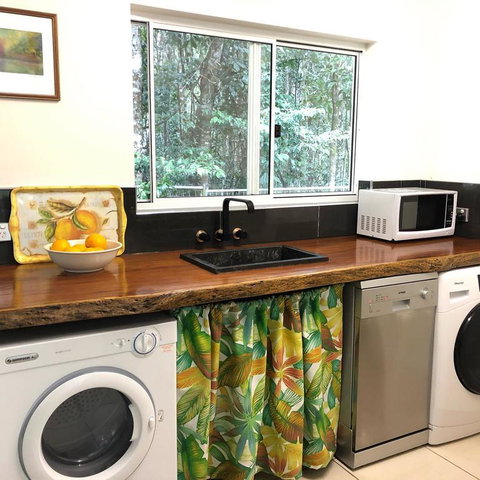 Honeybee House - Accommodation Redcliffe 3