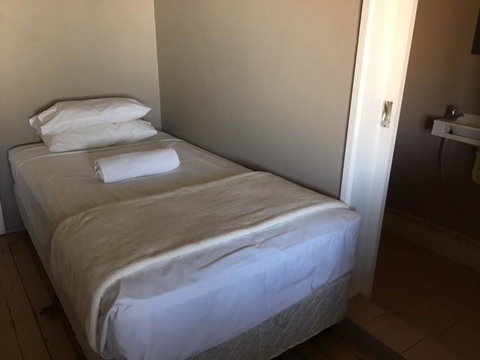 Hotel Corones - Accommodation Redcliffe 2