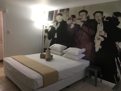 Hotel Corones - Accommodation Redcliffe 1
