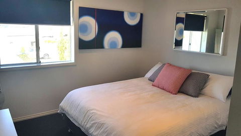 Island Waterfront Getaway - WiFi - Accommodation Redcliffe 2