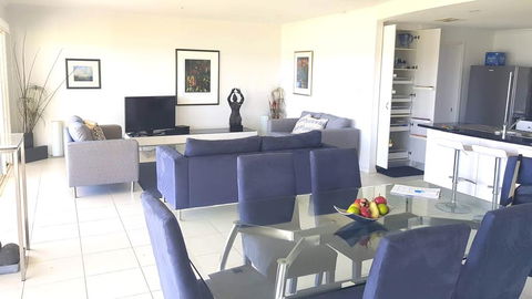 Island Waterfront Getaway - WiFi - Accommodation Redcliffe 1