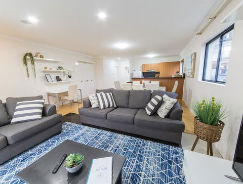 ISOLATION READY!! Super Size Me!! Top Location. Isolation Ready. Sanitised. Free CAT Bus, Pool, Gym And Everything At Your Finge - Accommodation Redcliffe 1