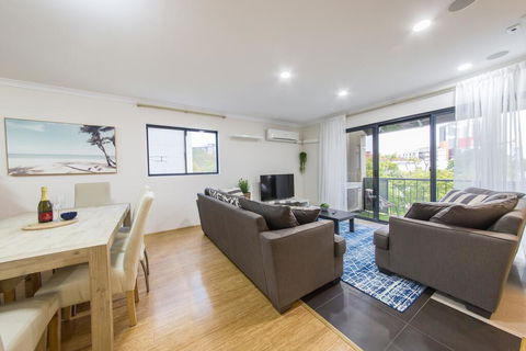 ISOLATION READY!! Super Size Me!! Top Location. Isolation Ready. Sanitised. Free CAT Bus, Pool, Gym And Everything At Your Finge - Accommodation Redcliffe 0