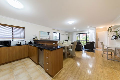 ISOLATION READY!! Super Size Me!! Top Location. Isolation Ready. Sanitised. Free CAT Bus, Pool, Gym And Everything At Your Finge - Accommodation Redcliffe 2
