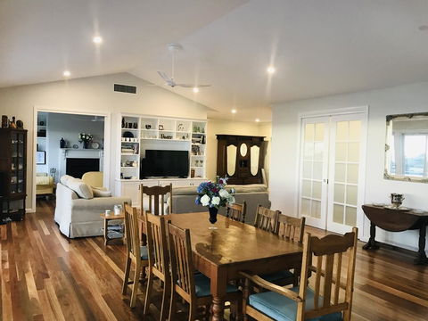 Jetty Splendour Guest Bedroom With Bathroom En-suite B'nB - Accommodation Redcliffe 2