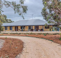Kangaroo Lake Homestead - Accommodation Redcliffe
