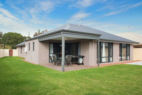 Kangaroo Retreat - Accommodation Redcliffe 1