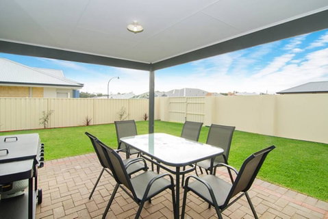 Kangaroo Retreat - Accommodation Redcliffe 0
