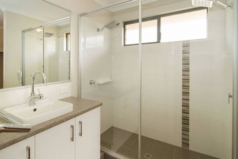 Kangaroo Retreat - Accommodation Redcliffe 2