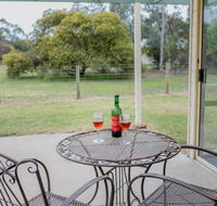 Karinya Cottage - Pet friendly country retreat - Accommodation Redcliffe
