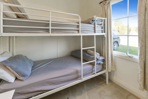 Katisha Cottage - Pet Friendly And Close To Town - Accommodation Redcliffe 1
