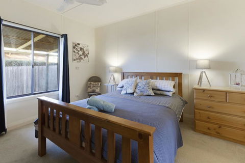 Katisha Cottage - Pet Friendly And Close To Town - Accommodation Redcliffe 2