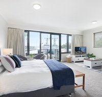 King size studio with water view walk to the city - Accommodation Redcliffe