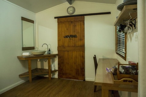 Kingfisher Cabin - Accommodation Redcliffe 3