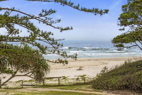 KINGSCLIFF NOR NOR EAST 101 ON MARINE PARADE - Accommodation Redcliffe 0