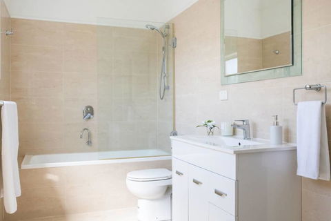 Kinross Cottage - Neat And Stylish, Sleeps 9 - Accommodation Redcliffe 2