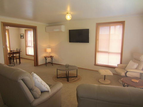 Kitty's Cottage - Accommodation Redcliffe 2