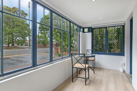 KOZYGURU ARNCLIFFE SYDNEY AIRPORT RENOVATED COTTAGE 3 BED HOUSE NAR232 - Accommodation Redcliffe 2
