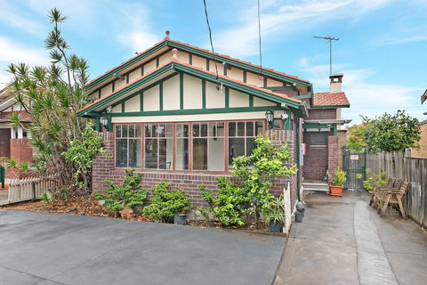 KOZYGURU ARNCLIFFE SYDNEY AIRPORT RENOVATED COTTAGE 3 BED HOUSE NAR232 - Accommodation Redcliffe 3