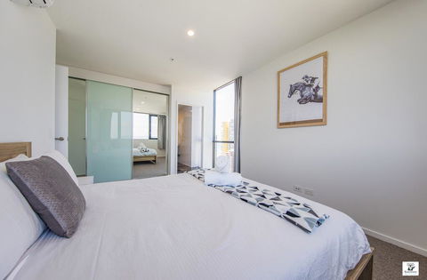 KOZYGURU BROADBEACH AMAZING VIEW 2 BED APT + FREE PARKING WALK TO BEACH QBR004 - Accommodation Redcliffe 2