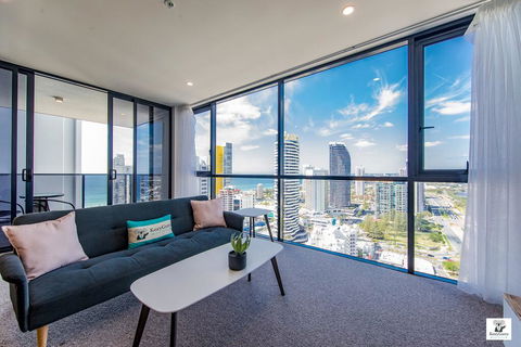 KOZYGURU BROADBEACH AMAZING VIEW 2 BED APT + FREE PARKING WALK TO BEACH QBR004 - Accommodation Redcliffe 0