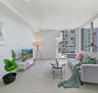 KOZYGURU MASCOT WALK TO STATION MODERN DESIGNER 2 BED APT FREE PARKING NMA260-312 - Accommodation Redcliffe