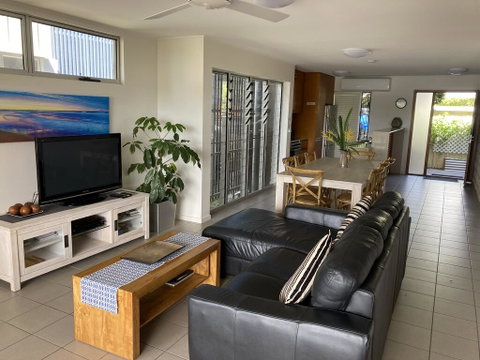 Lagoon-Front Luxury At Twin Waters Resort - Accommodation Redcliffe 3