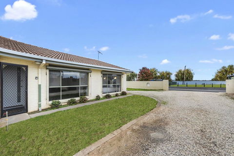 Lake Escape On Pool Avenue - Accommodation Redcliffe 0