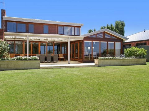 Lake House 61 Mulwala - Accommodation Redcliffe 0