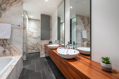 Lake Views, Central CBD Location//FREE WIFI+NETFLIX - Accommodation Redcliffe 3