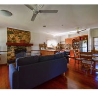 Lakefront holiday villa - Accommodation Redcliffe
