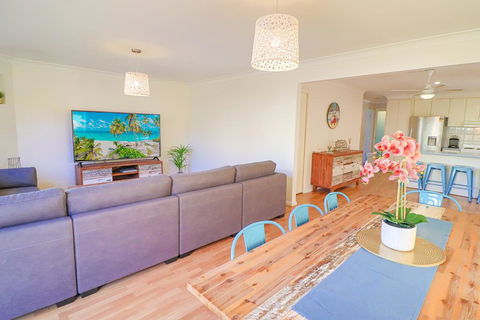 Lakelandia - Accommodation Redcliffe 0