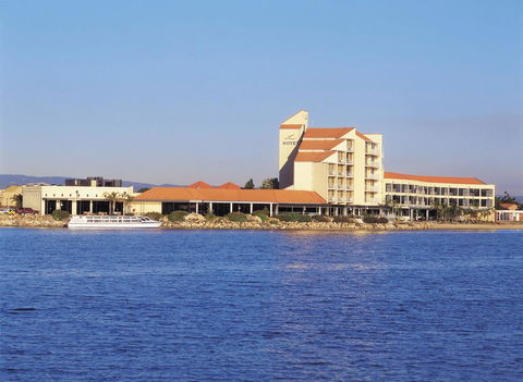 Lakes Hotel - Accommodation Redcliffe 0