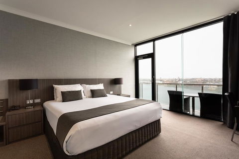Lakes Hotel - Accommodation Redcliffe 2