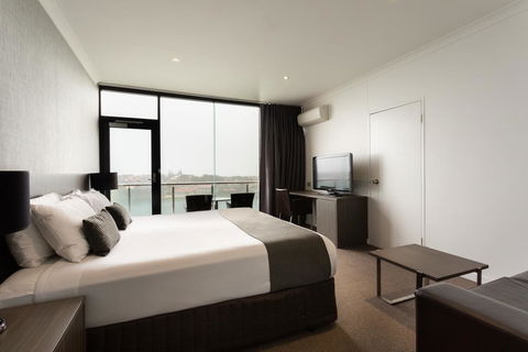 Lakes Hotel - Accommodation Redcliffe 3