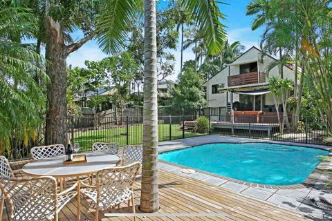 Lakeside Beach House - Hostie Properties - Accommodation Redcliffe 0