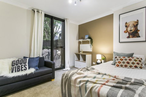 Large Unit Amid Inner-city Greenery Close To CBD - Accommodation Redcliffe 3