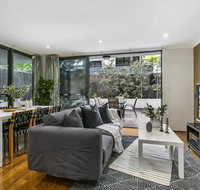 Large unit amid inner-city greenery close to CBD - Accommodation Redcliffe