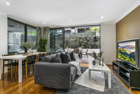 Large Unit Amid Inner-city Greenery Close To CBD - Accommodation Redcliffe 0