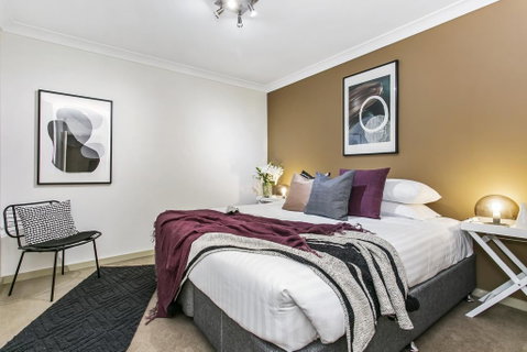 Large Unit Amid Inner-city Greenery Close To CBD - Accommodation Redcliffe 1