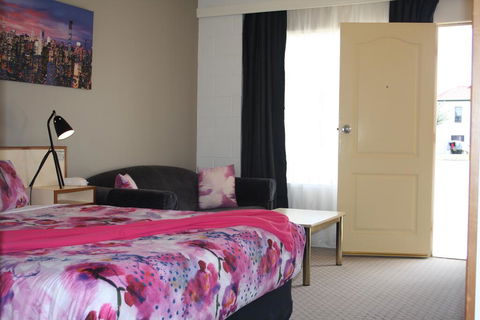 Leagues Motel - Accommodation Redcliffe 0