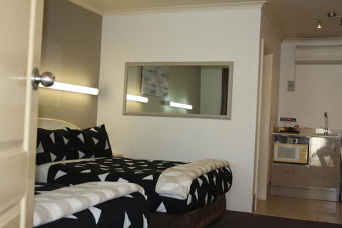 Leagues Motel - Accommodation Redcliffe 3
