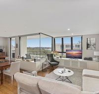 Light filled apartment with sweeping harbour views - Accommodation Redcliffe