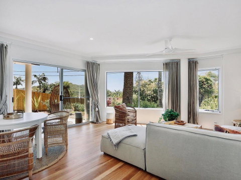 Lighthouse Lounge - Accommodation Redcliffe 2
